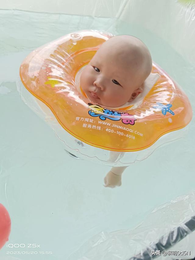 游泳婴儿有什么好处,夏天婴儿游泳